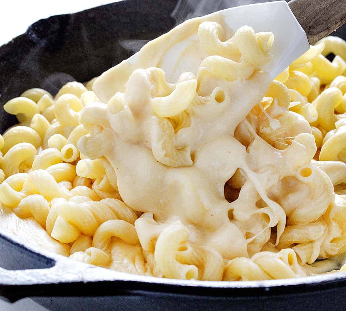 Buffalo Chicken Macaroni and Cheese is a macaroni and cheese that even adults will crave! It's buffalo chicken and cheesy noodles make for a satisfying and addicting dish! homemade macaroni and cheese, buffalo chicken macaroni and cheese, homemade buffalo sauce, home made ranch dressing, rotisserie chicken, iambaker, dinner recipes Homemade macaroni and cheese for Buffalo Chicken Macaroni and Cheese