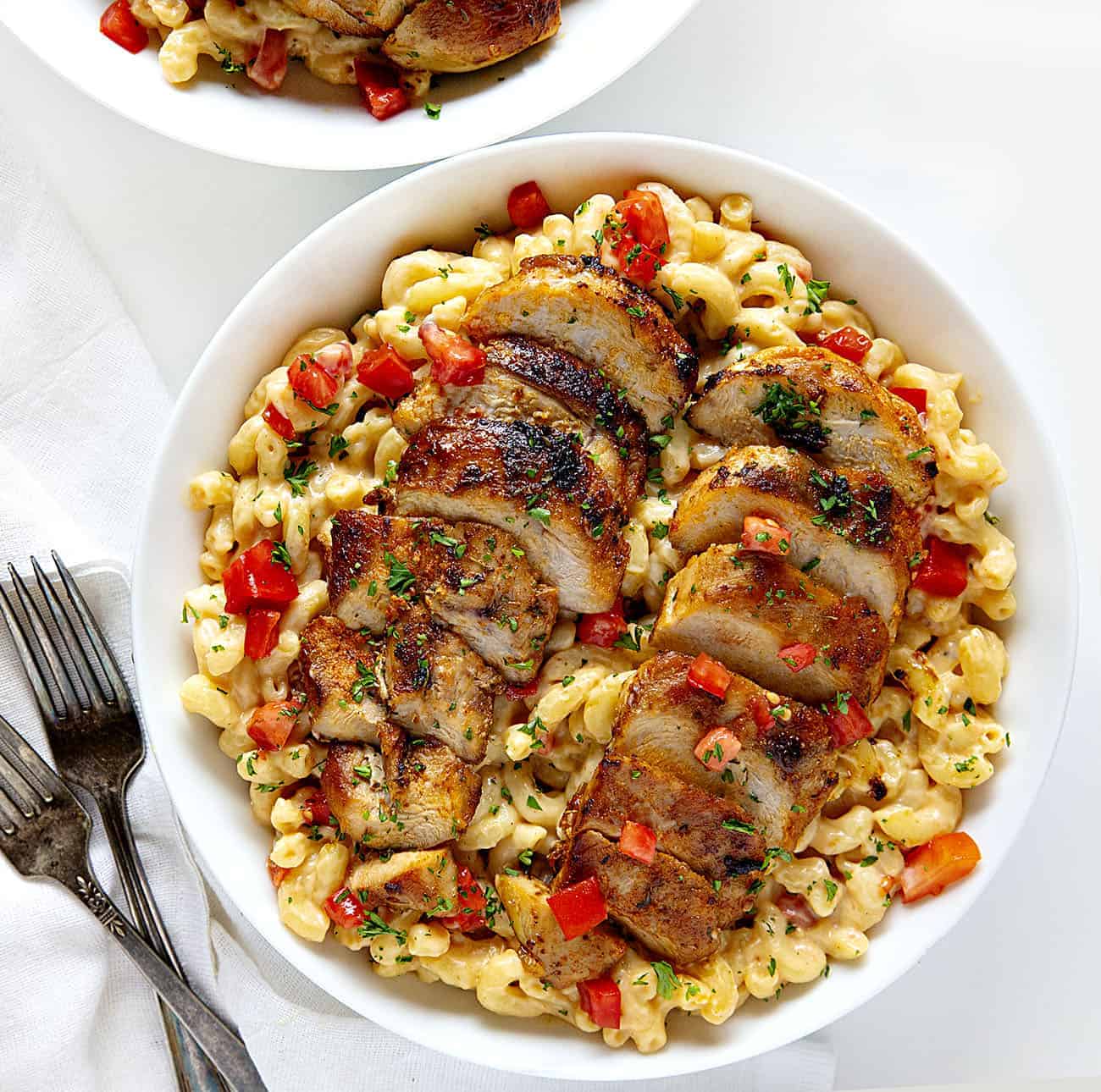 Cajun Chicken Macaroni and Cheese is a hearty, spicy, cheesy dish that will have you and your guests reaching for seconds! Cajun chicken macaroni and cheese, iambaker, dinner recipes, macaroni and cheese, homemade macaroni and cheese, cajun seasoning, homemade cajun seasoning, dinner, cajun chicken Overhead image of Cajun Chicken Macaroni and Cheese