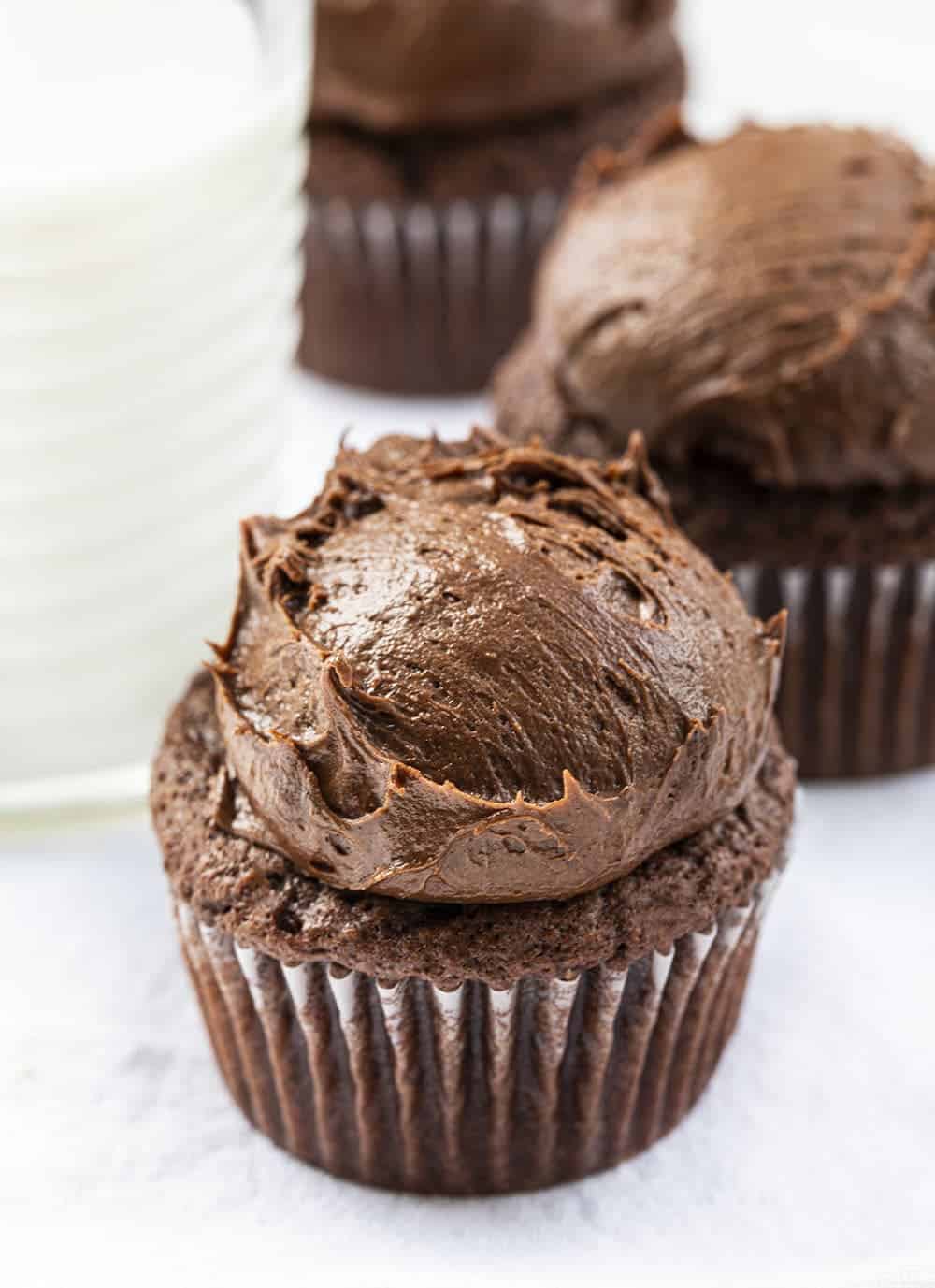 Chocolate Brownie Cupcakes are delectable chocolate cupcakes with a fine crumb and smooth texture, topped with homemade chocolate brownie frosting. chocolate brownie cupcake, chocolate cupcakes, brownie cupcakes, cupcakes recipes, homemade frosting, chocolate frosting, brownie frosting, iambaker, i am baker, baking, cupcakes Chocolate Brownie Cupcakes with Rounded Frosting on Top